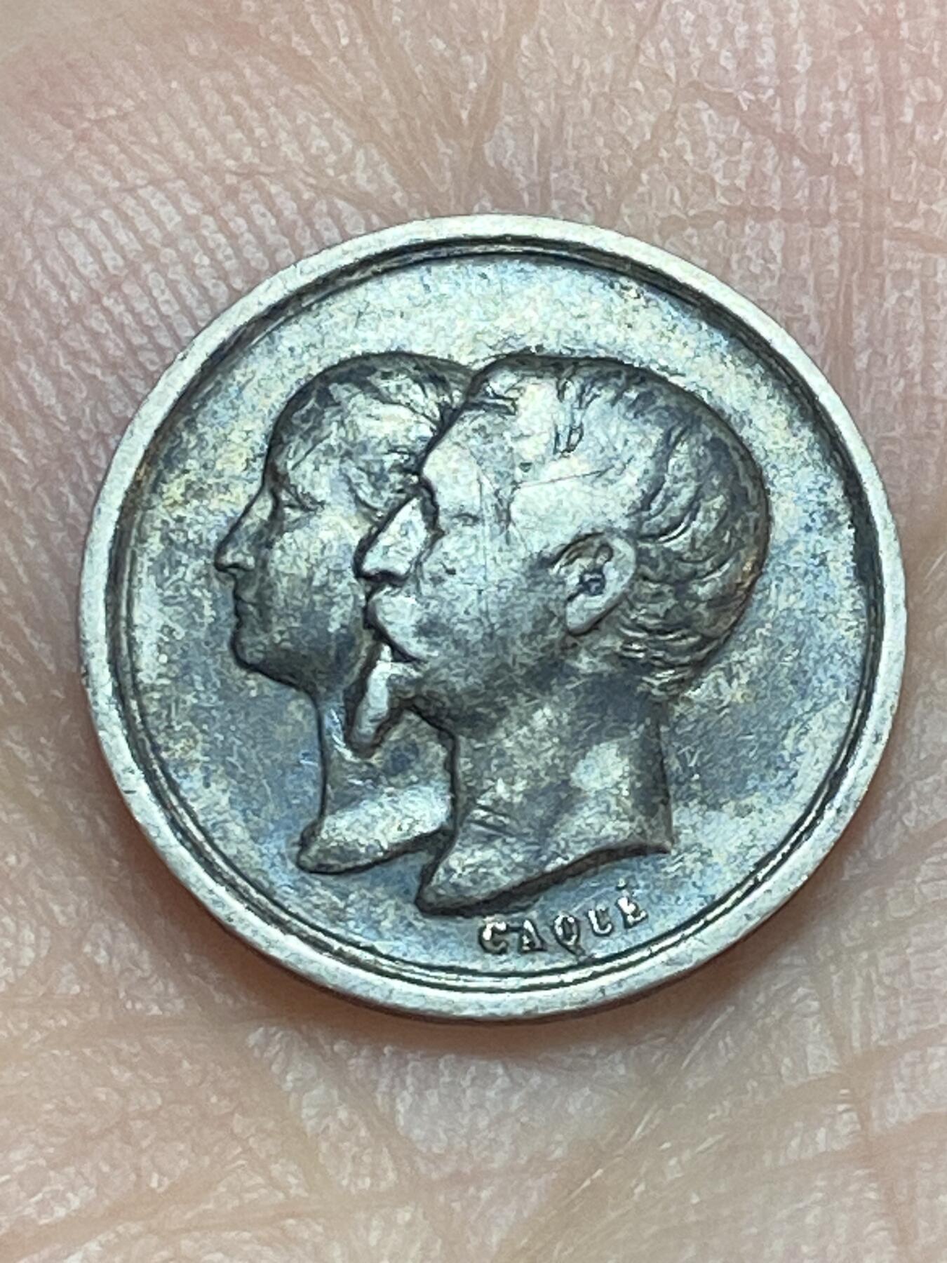 2026年第二十八场(总第一百九十七场）新春初七特拍场(佣金3%最低1元) 法国1856年拿破仑四世诞生受洗小银章(直径15mm，重1.98克，950高银，拿破仑四世1856.3.16出生，是拿破仑三世和欧仁妮皇后独子，1870普法战争色当惨败，随父母流亡英国。入读英国伍尔维奇皇家军事学院后成绩优异获中尉军衔，1879年主动加入英军赴南非参加祖鲁战争。率侦察小队深入祖鲁兰，遭伏击，身中祖鲁人17矛战死。终年23岁。他的死彻底终结波拿巴王朝复辟希望，法国第三共和国彻底巩固)