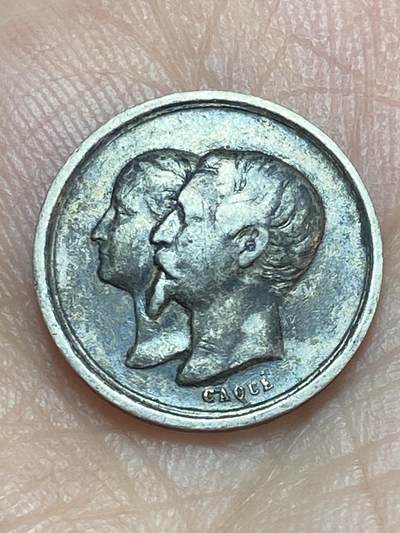 2026年第二十八场(总第一百九十七场）新春初七特拍场(佣金3%最低1元) - 法国1856年拿破仑四世诞生受洗小银章(直径15mm，重1.98克，950高银，拿破仑四世1856.3.16出生，是拿破仑三世和欧仁妮皇后独子，1870普法战争色当惨败，随父母流亡英国。入读英国伍尔维奇皇家军事学院后成绩优异获中尉军衔，1879年主动加入英军赴南非参加祖鲁战争。率侦察小队深入祖鲁兰，遭伏击，身中祖鲁人17矛战死。终年23岁。他的死彻底终结波拿巴王朝复辟希望，法国第三共和国彻底巩固)