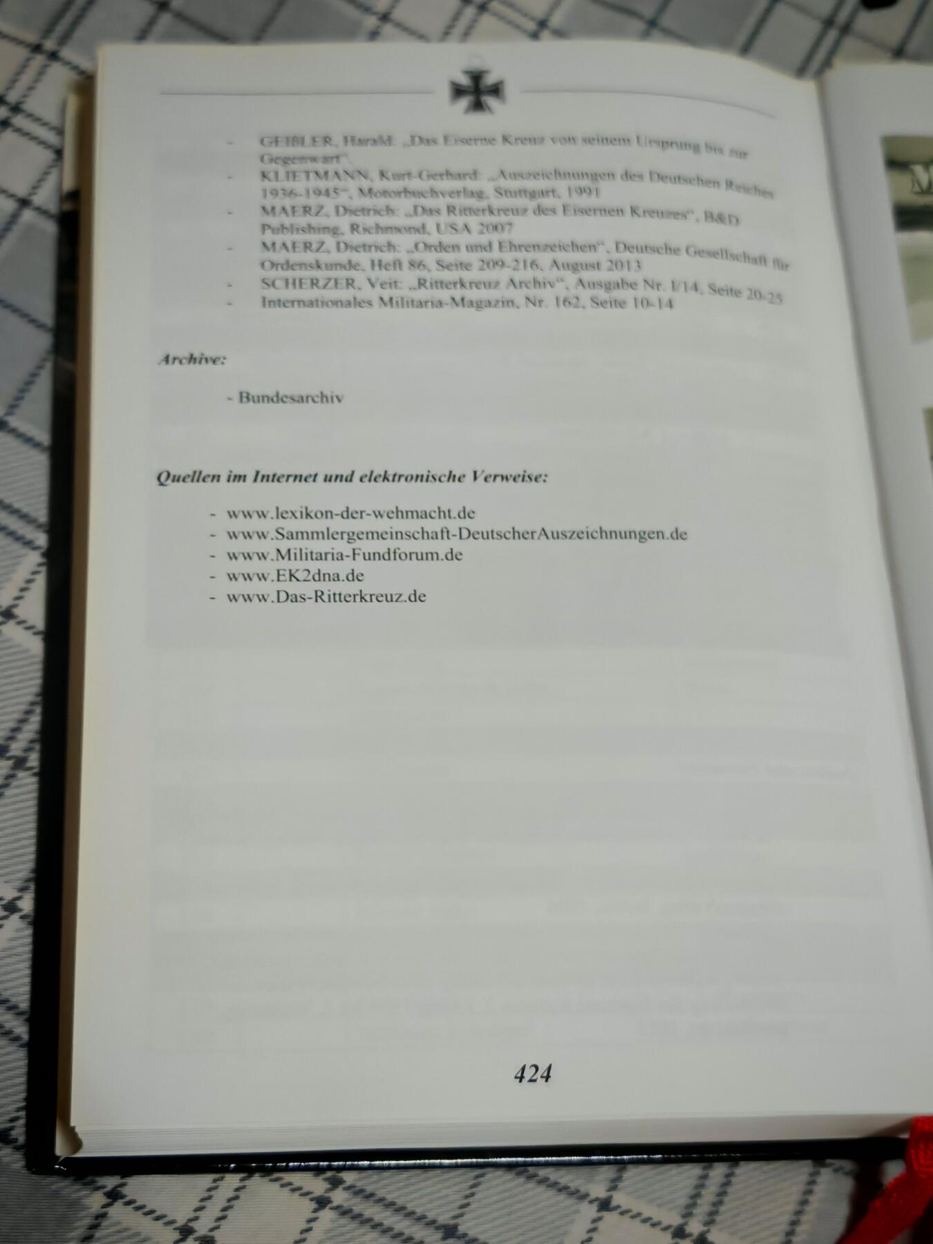 时顺第二十九拍(新年大拍) 二级铁十字宝书，共424页，内容为二级铁十字的厂商以及变体，大量彩图，并对特征进行了描述，书页全新，内容为德语
