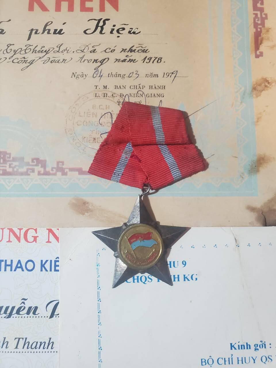 韵星假日军品类拍卖第41期 -- Rimey Holidays Militaria Auction 41 越南阮富桥局长 越共解放战士勋章 工会优秀服务奖状、为坚江奥林匹克贡献奖状和省军区大楼建成出席问候证书一套