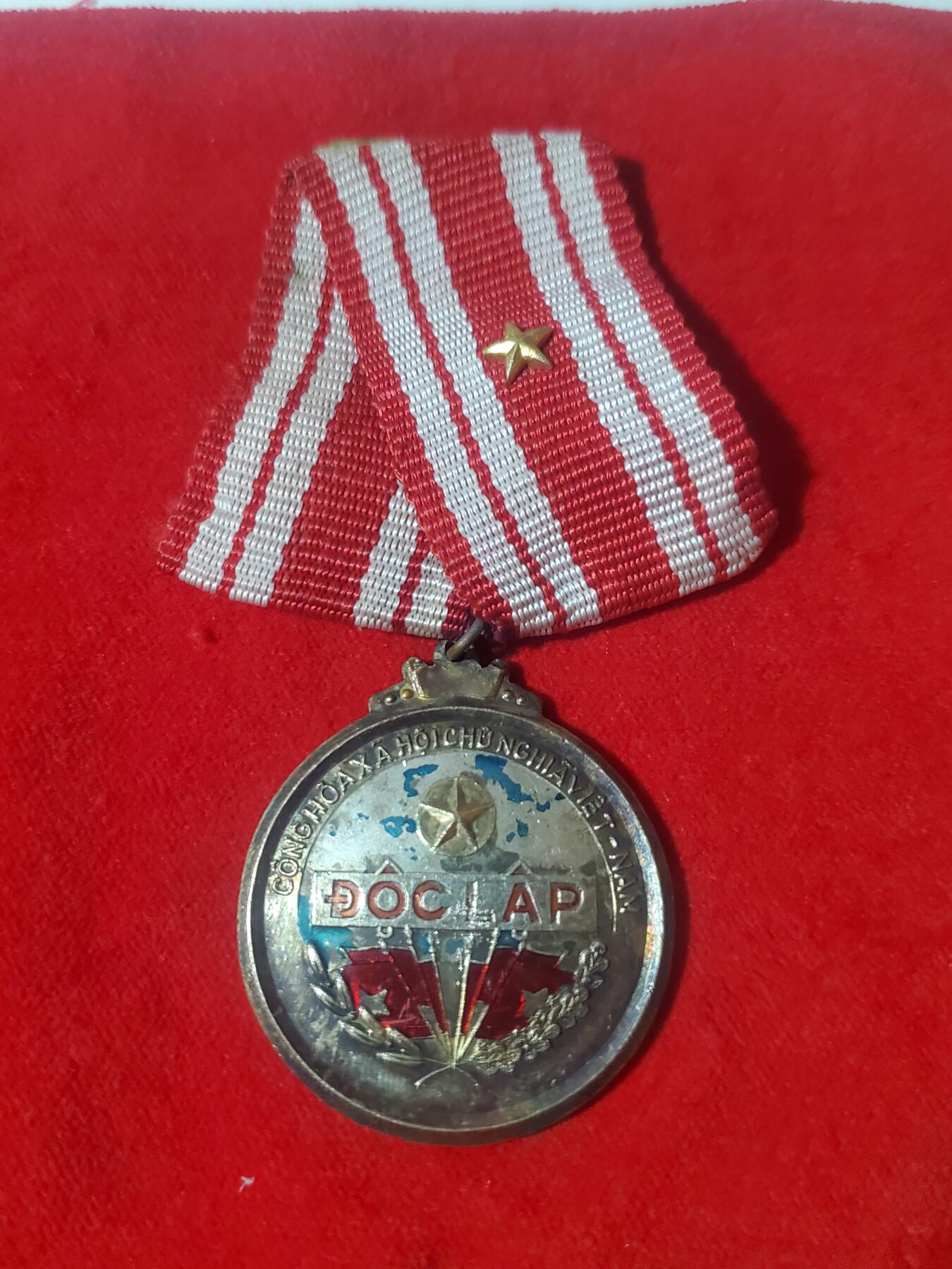 韵星假日军品类拍卖第41期 -- Rimey Holidays Militaria Auction 41 越南民主（北越）共和国三级独立勋章 第三高级勋章仅次于胡志明和金星 早期战时版本 非后期合金 铜珐琅制作 早期存世非常少