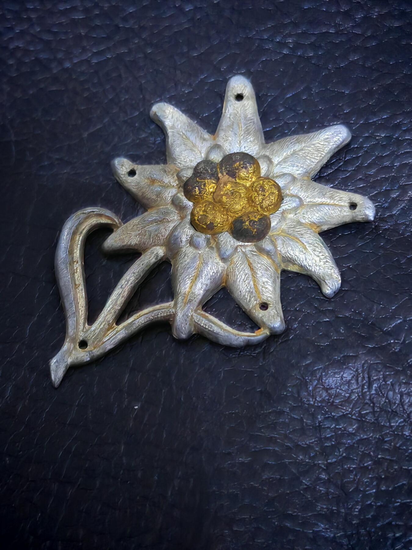 时顺第二十九拍(新年大拍) 二战时期雪绒花帽徽，状态完好