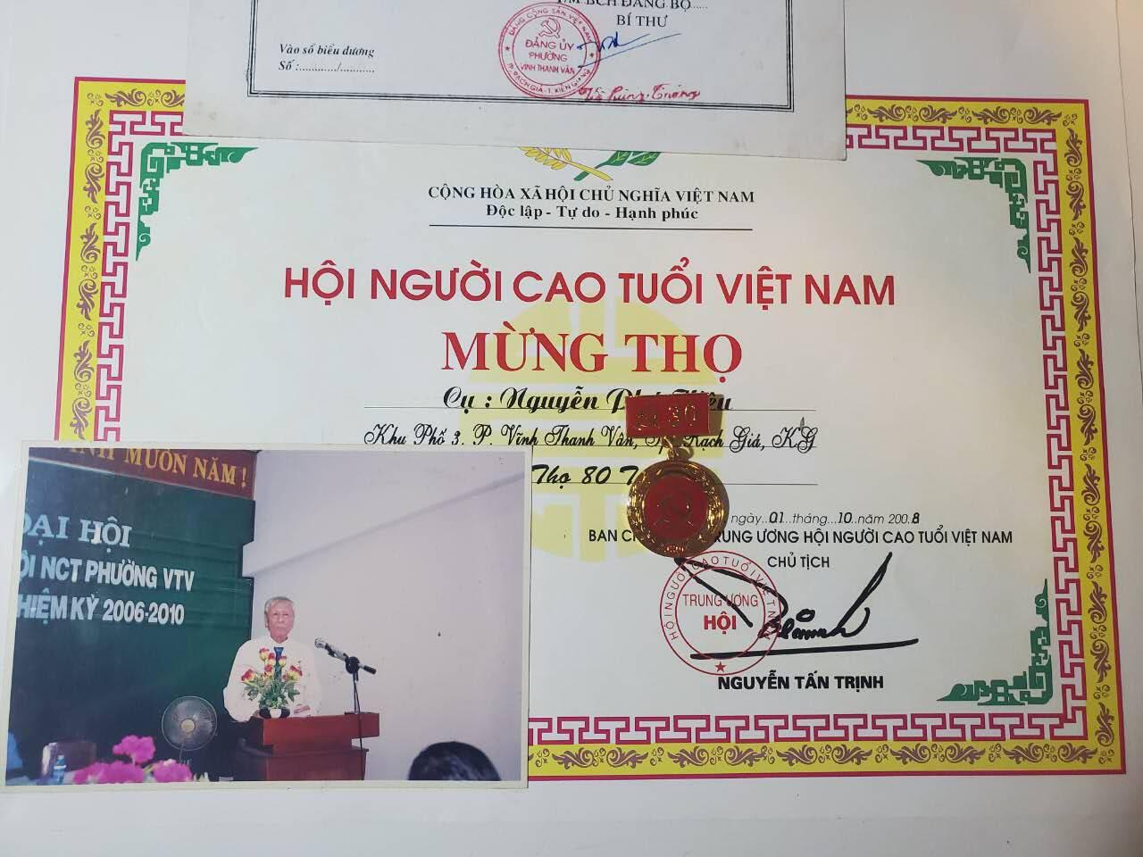 韵星假日军品类拍卖第41期 -- Rimey Holidays Militaria Auction 41 越南阮富桥局长地区出色党员奖状 大寿纪念奖状带原主照片