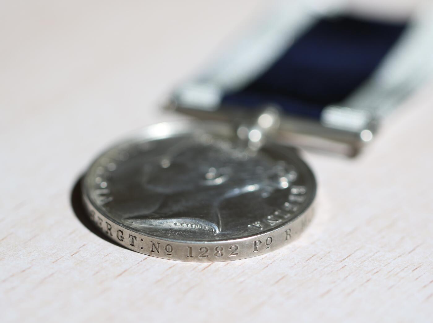 大猫徽章拍卖 第288期 维多利亚海军长期服役优秀奖章，皇家海军陆战队中士朴茨茅斯军分区，原始边铭带影印服役记录