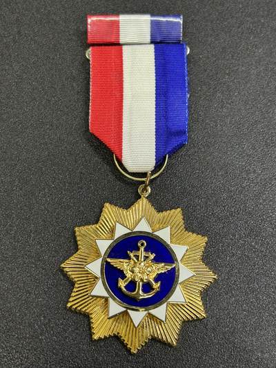 西秦中古拍卖第七十八期  - 民国中华民国国防部政治作战精忠报国奖章 带勋略 退台后