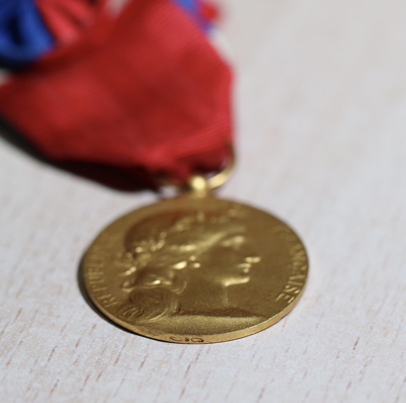 大猫徽章拍卖 第288期 法国战争部颁发金级奖章，纯银镀金，铜级奖章。