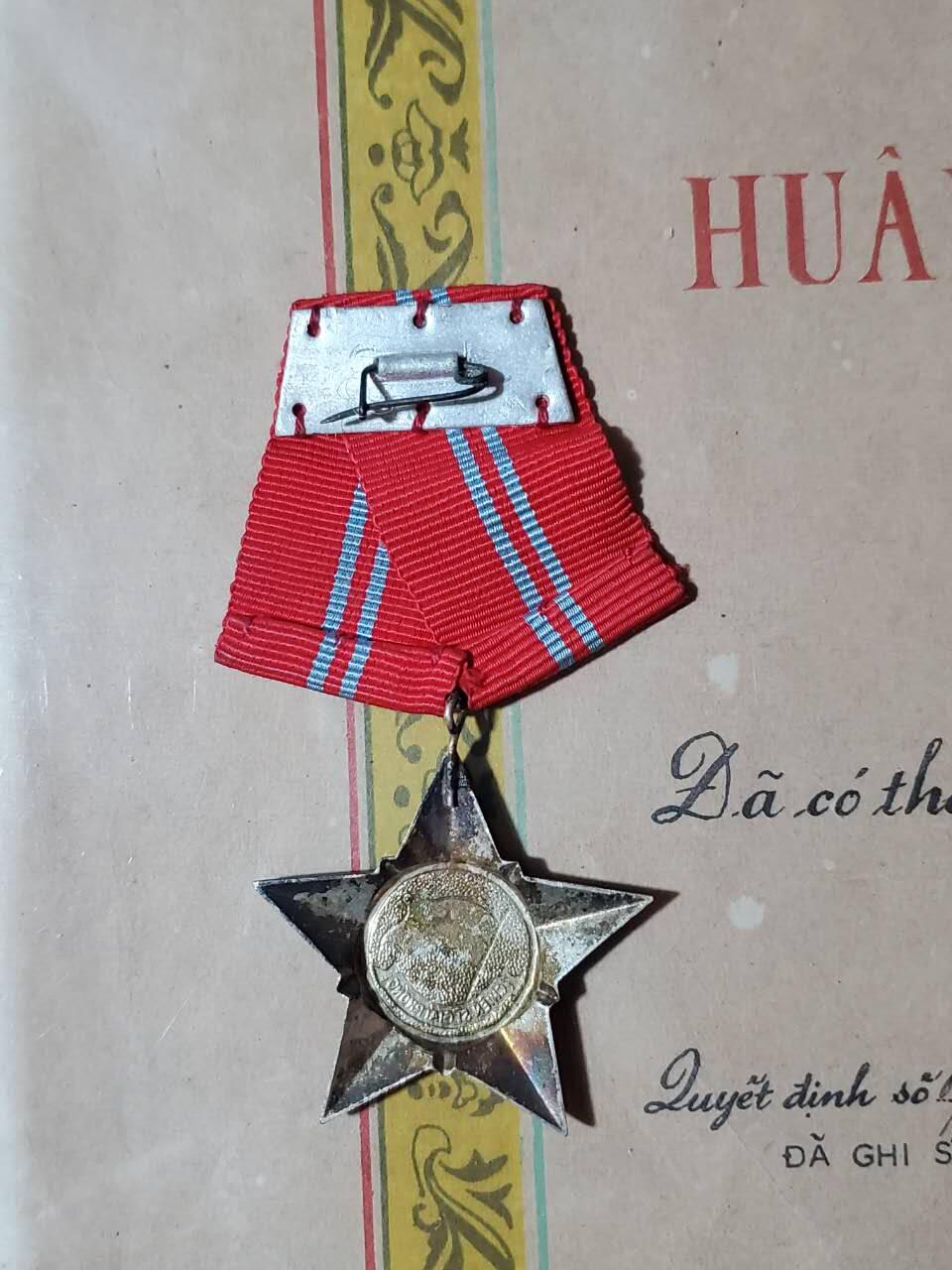 韵星假日军品类拍卖第41期 -- Rimey Holidays Militaria Auction 41 越南阮富桥局长 越南南方共和国（越共）二级解放战士勋章带证书一套 非常少见的大证书 勋章为早期白铜镀银 