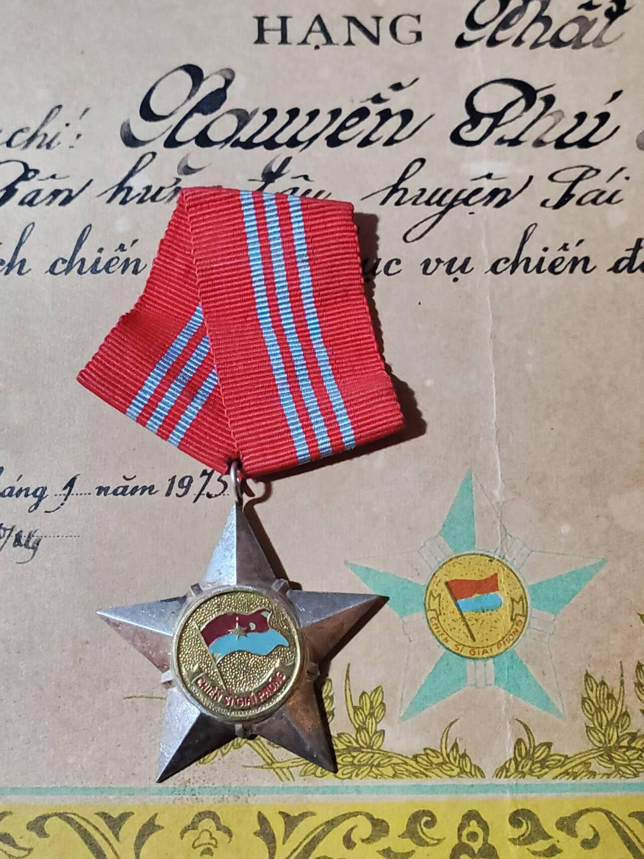 韵星假日军品类拍卖第41期 -- Rimey Holidays Militaria Auction 41 越南阮富桥局长 越南南方共和国（越共）一级解放战士勋章带证书一套 非常少见的大证书 勋章为早期白铜镀银 