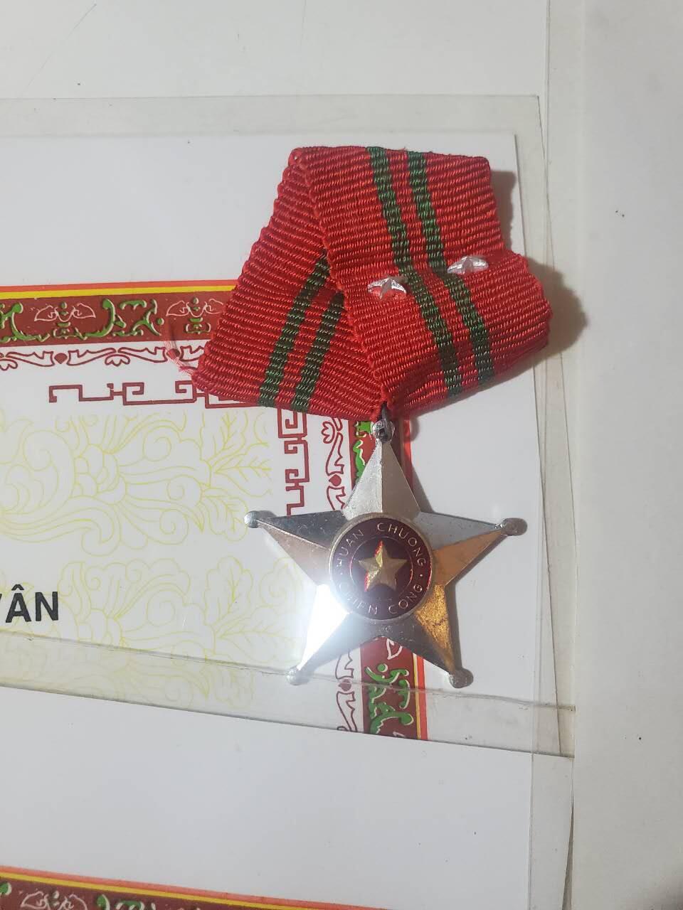 韵星假日军品类拍卖第41期 -- Rimey Holidays Militaria Auction 41  越南阮富桥局长二级战功勋章、作为退休协会会长圆满完成任务奖状两张 90年代在职工资颁发证明