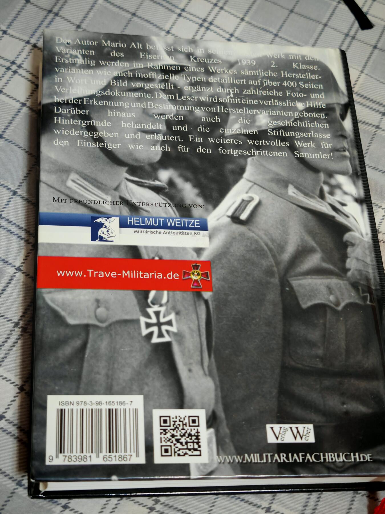 时顺第二十九拍(新年大拍) 二级铁十字宝书，共424页，内容为二级铁十字的厂商以及变体，大量彩图，并对特征进行了描述，书页全新，内容为德语