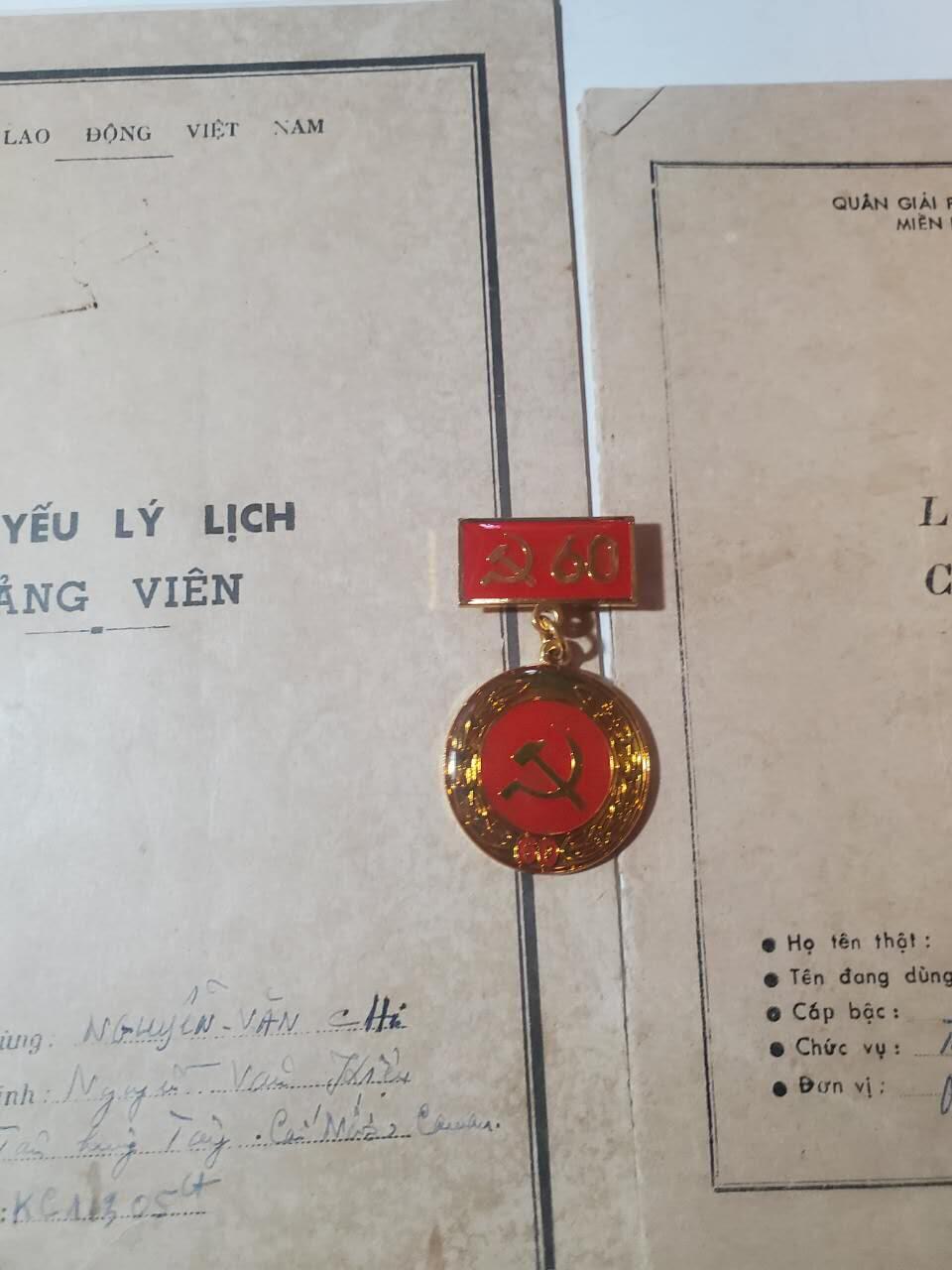 韵星假日军品类拍卖第41期 -- Rimey Holidays Militaria Auction 41 越南阮富桥局长党员记录手册 个人档案 光荣在党60年奖章