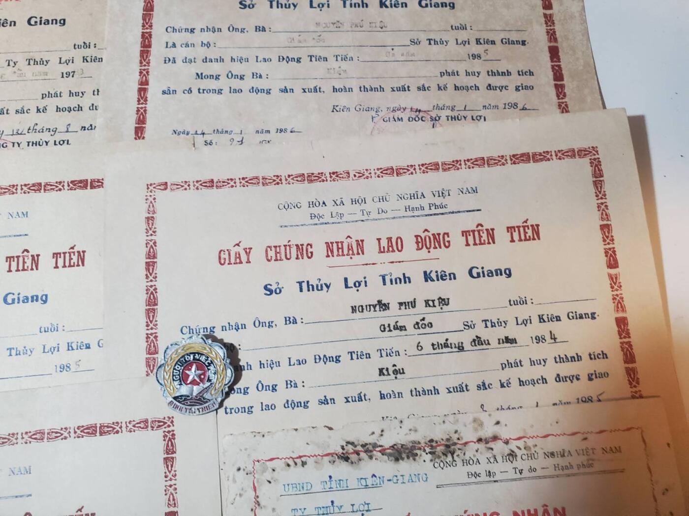 韵星假日军品类拍卖第41期 -- Rimey Holidays Militaria Auction 41 越南阮富桥局长先进劳动个人集体奖状6张 好人好事证章