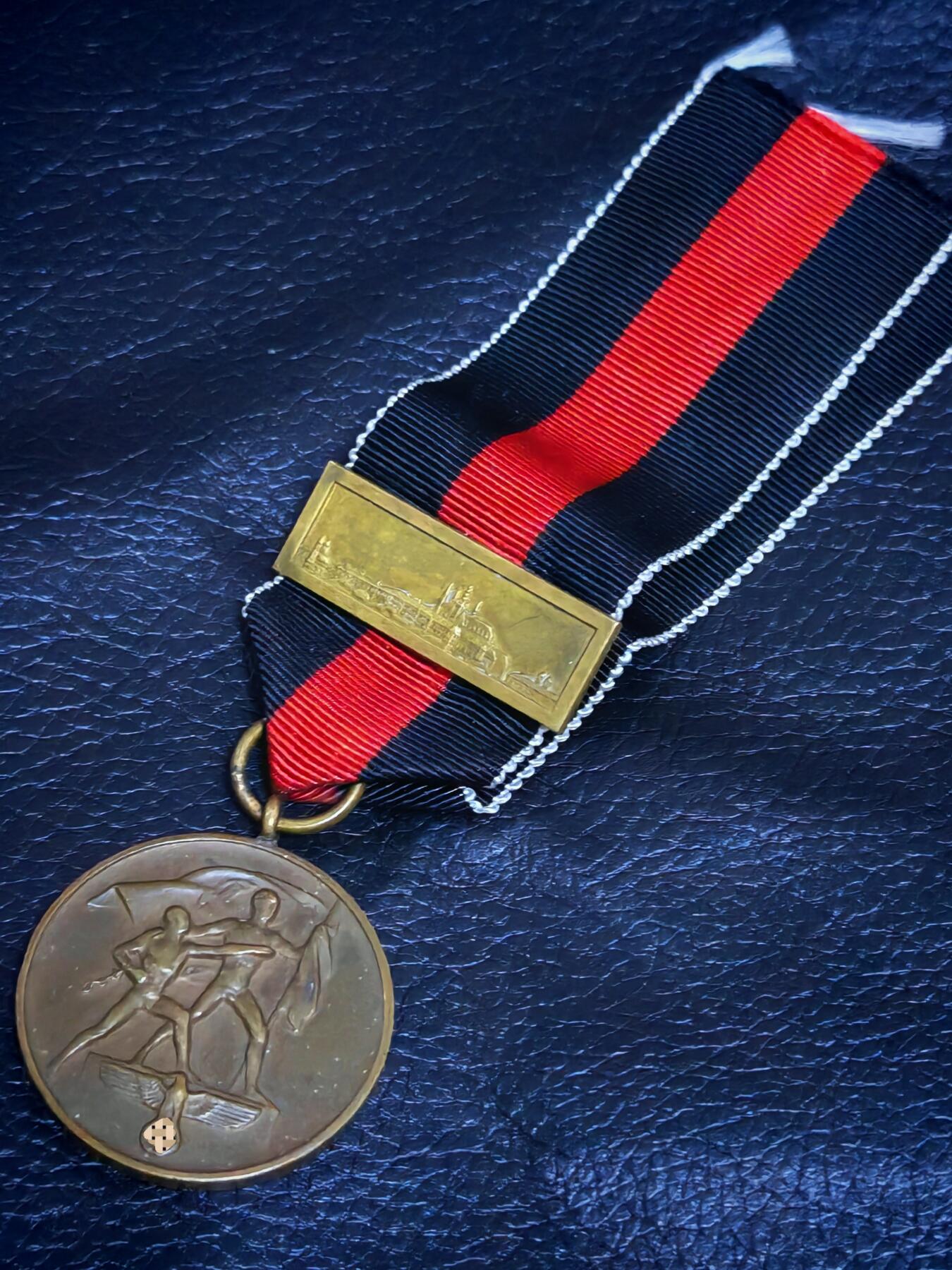 时顺第二十九拍(新年大拍) 合并苏台德地区奖章+布拉格城堡勋饰，绶带很长