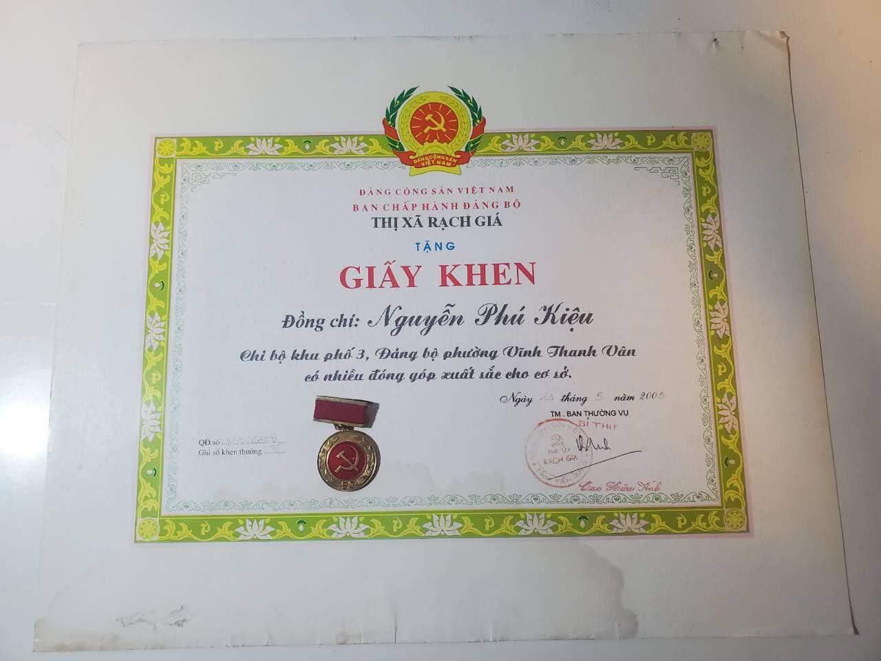 韵星假日军品类拍卖第41期 -- Rimey Holidays Militaria Auction 41 越南阮富桥局长党委优秀服务奖状 早期铜制光荣在党五十年奖章