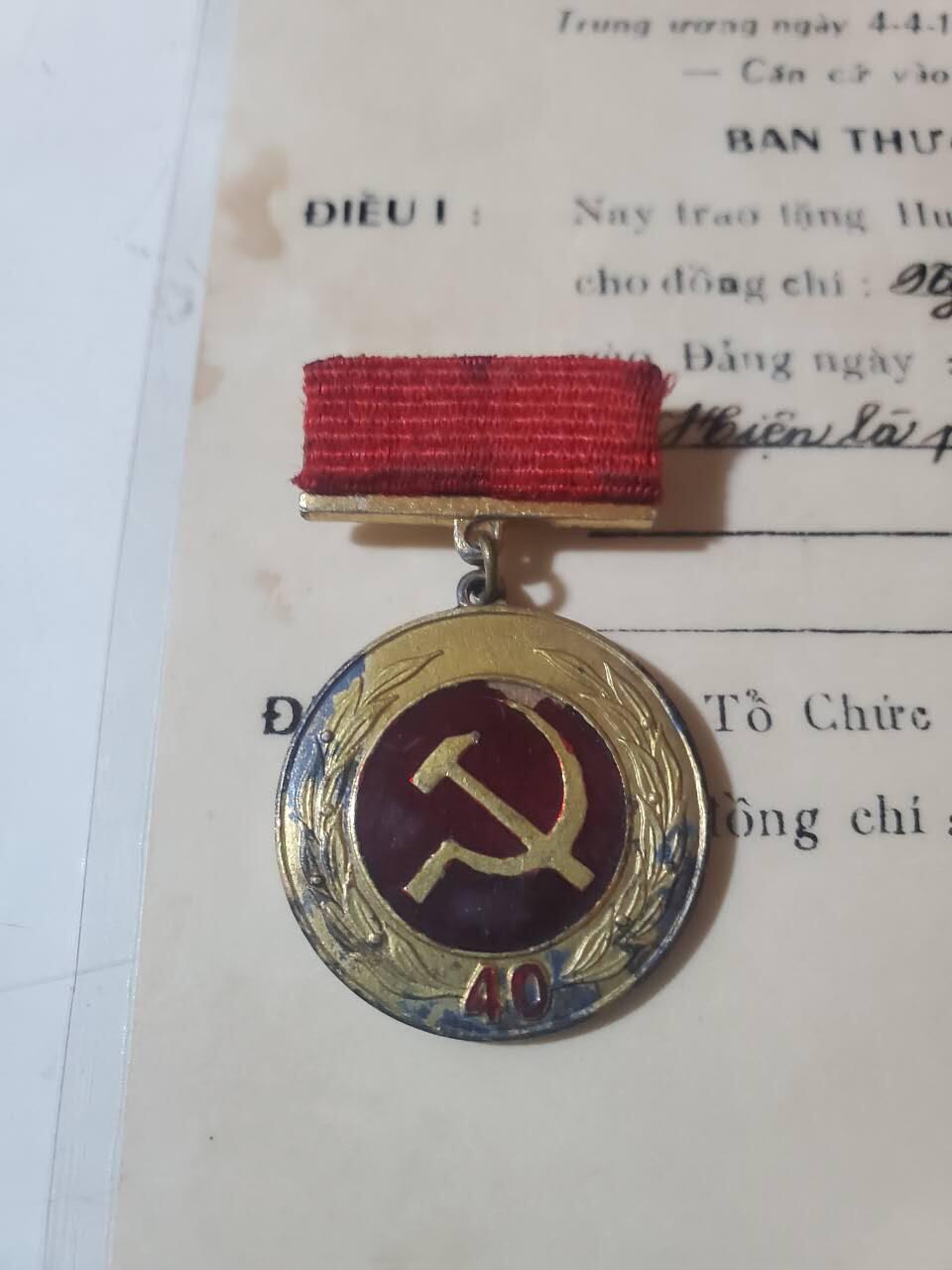 韵星假日军品类拍卖第41期 -- Rimey Holidays Militaria Auction 41 越南阮富桥局长光荣在党四十年奖章带授予40年奖章决定文件一套 早期铜版本 80年代文件