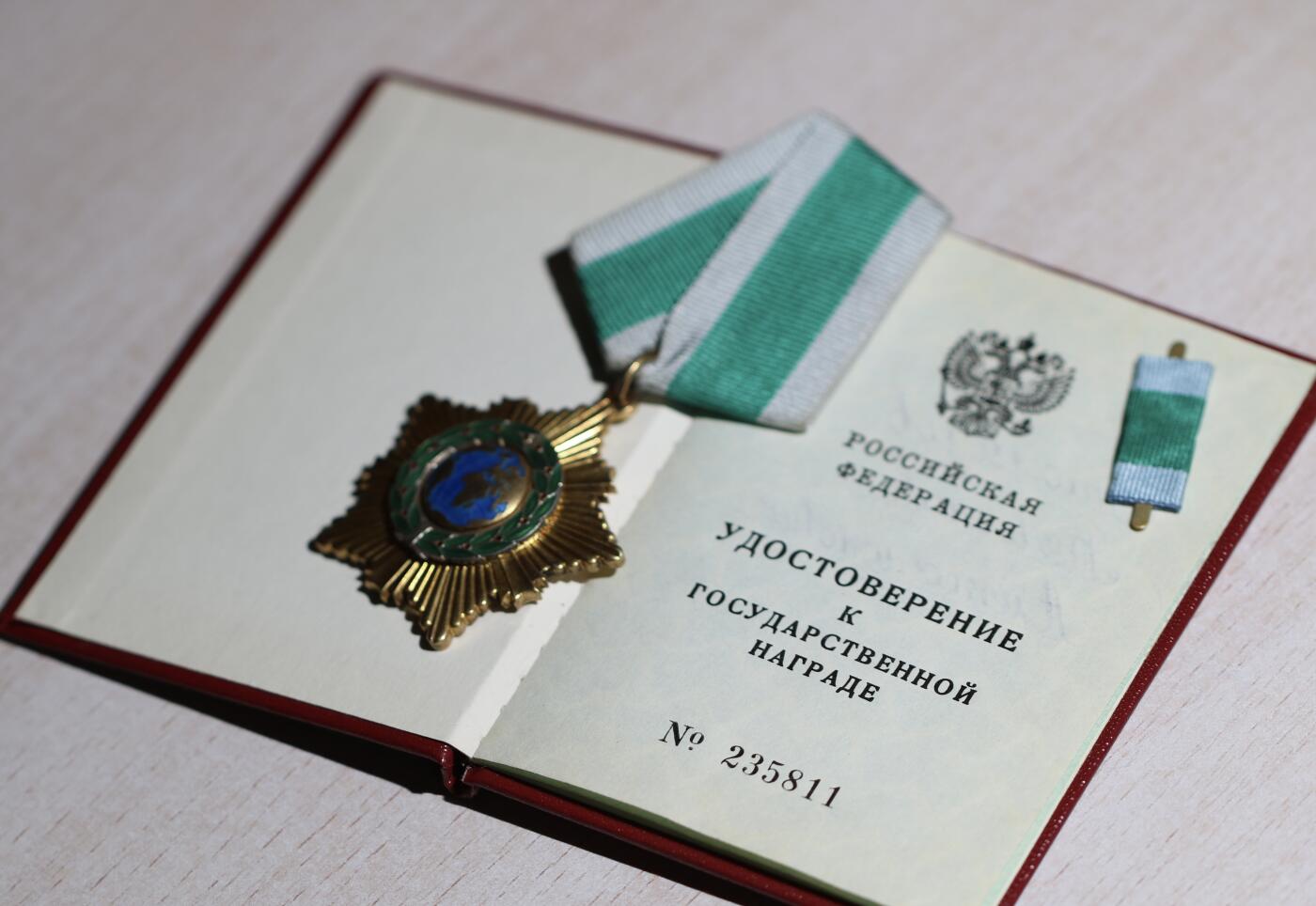 大猫徽章拍卖 第288期 俄罗斯联邦友谊勋章，得主是格里申命名的“火炬”机器制造设计局副处长，因为表彰其在特种技术的研发与制造领域作出的重大贡献，以及在国防工业企业和机构中长期的诚实工作而获得友谊勋章。