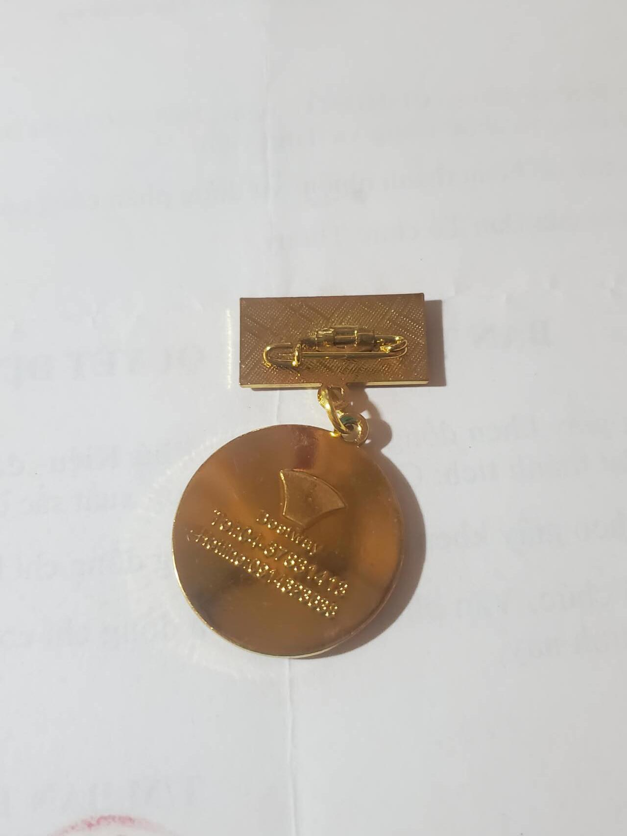 韵星假日军品类拍卖第41期 -- Rimey Holidays Militaria Auction 41 越南阮富桥局长党委退休官员奖状+光荣在党60年奖章