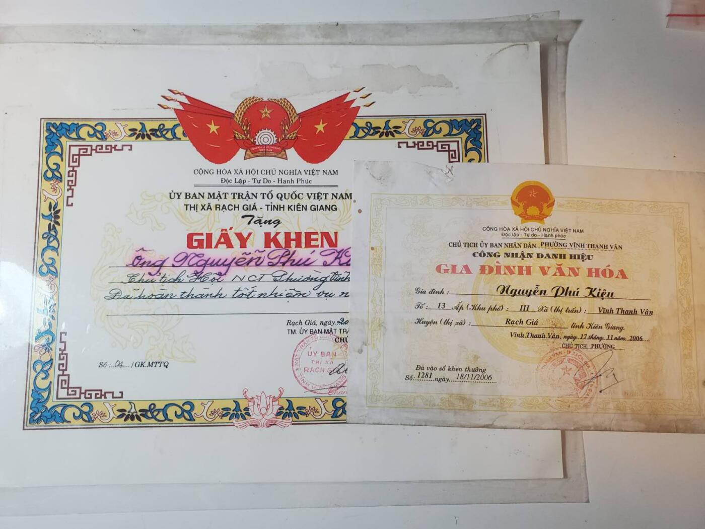 韵星假日军品类拍卖第41期 -- Rimey Holidays Militaria Auction 41 越南阮富桥局长坚江省人民委员会奖状+文化之家荣誉称号证书