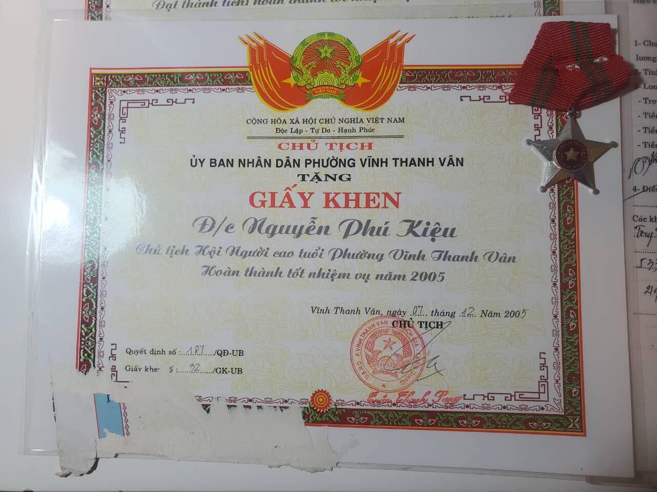 韵星假日军品类拍卖第41期 -- Rimey Holidays Militaria Auction 41  越南阮富桥局长二级战功勋章、作为退休协会会长圆满完成任务奖状两张 90年代在职工资颁发证明