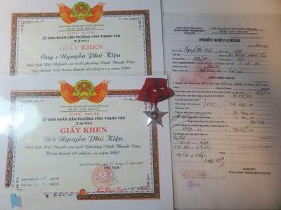 韵星假日军品类拍卖第41期 -- Rimey Holidays Militaria Auction 41 -  越南阮富桥局长二级战功勋章、作为退休协会会长圆满完成任务奖状两张 90年代在职工资颁发证明