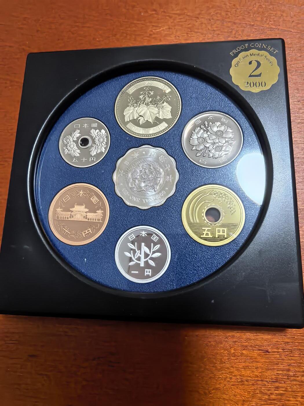 长老汇马年精选第一场拍卖 2000日本老钱币系列之二6枚精制币套装小方盒，含银质梅花形银章1枚，单面镀金