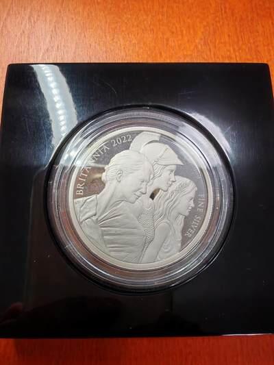 长老汇马年精选第一场拍卖 2022英国不列颠女神5英镑精制银币，2盎司999银，550枚，盒证全，钢琴烤漆木盒，仪式感十足的英国皇家造币厂包装盒