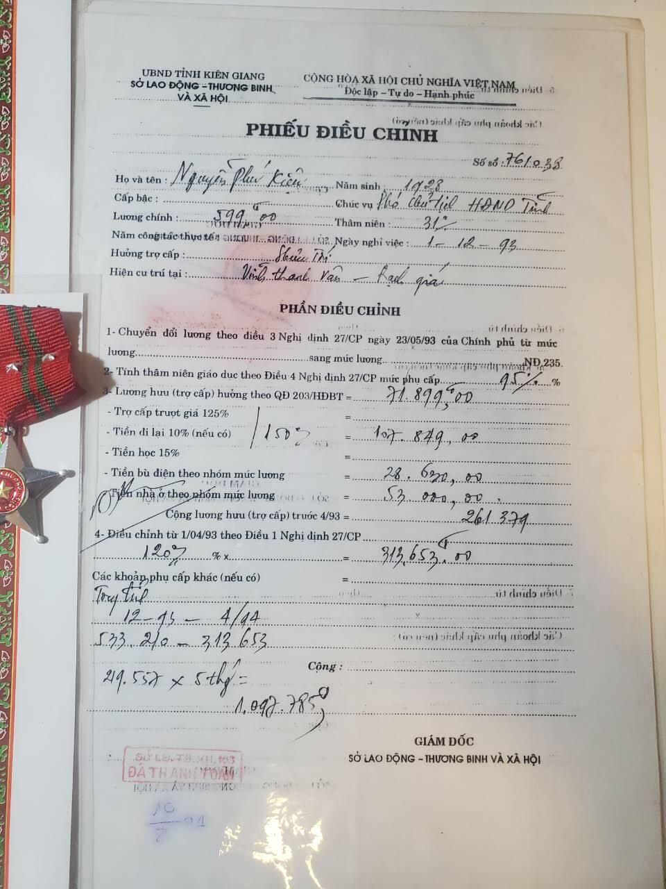 韵星假日军品类拍卖第41期 -- Rimey Holidays Militaria Auction 41  越南阮富桥局长二级战功勋章、作为退休协会会长圆满完成任务奖状两张 90年代在职工资颁发证明