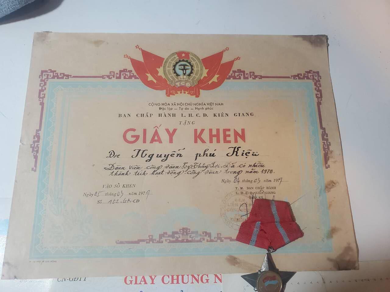 韵星假日军品类拍卖第41期 -- Rimey Holidays Militaria Auction 41 越南阮富桥局长 越共解放战士勋章 工会优秀服务奖状、为坚江奥林匹克贡献奖状和省军区大楼建成出席问候证书一套