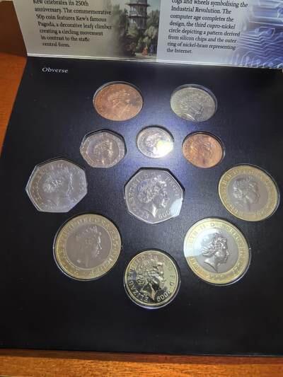 长老汇马年精选第一场拍卖 2009英国精制币12枚，盒证全，含大热门邱园50便士，普制币套装市场价大约2900元，邱园中国塔灵感来自南京大报恩寺