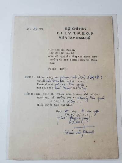 韵星假日军品类拍卖第41期 -- Rimey Holidays Militaria Auction 41 - 越南阮富桥局长越战时期1970移除下属军衔命令