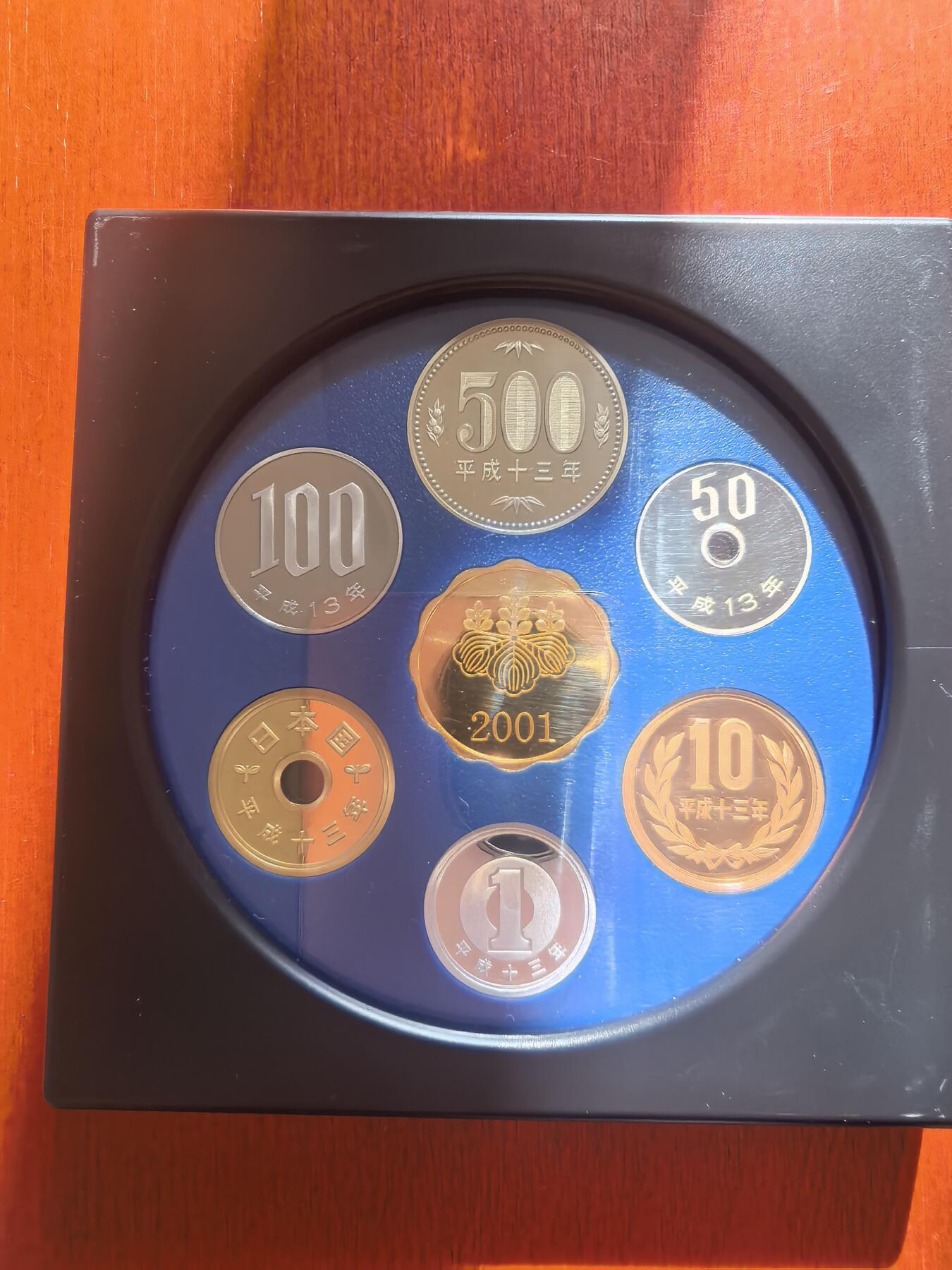 长老汇马年精选第一场拍卖 2001日本老钱币系列之三6枚精制币套装小方盒，含银质梅花形银章1枚，单面镀金