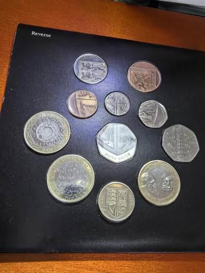 长老汇马年精选第一场拍卖 2009英国精制币12枚，盒证全，含大热门邱园50便士，普制币套装市场价大约2900元，邱园中国塔灵感来自南京大报恩寺