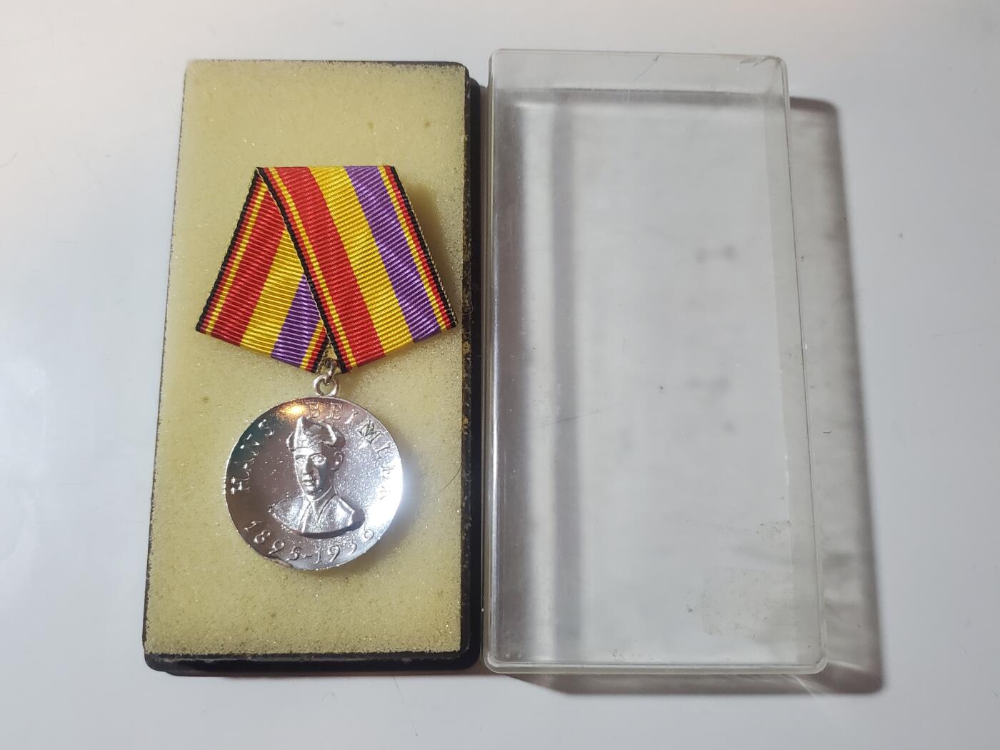 韵星假日军品类拍卖第41期 -- Rimey Holidays Militaria Auction 41 民主德国汉斯贝姆勒奖章带原盒 品相很好 非常稀少 颁发给民主德国参与西班牙内战（国际纵队）的老兵 获得者需要参与西班牙内战且经历德三幸存至东德