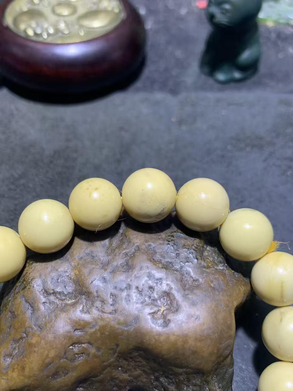 精美金膏玉单圈手串一条，