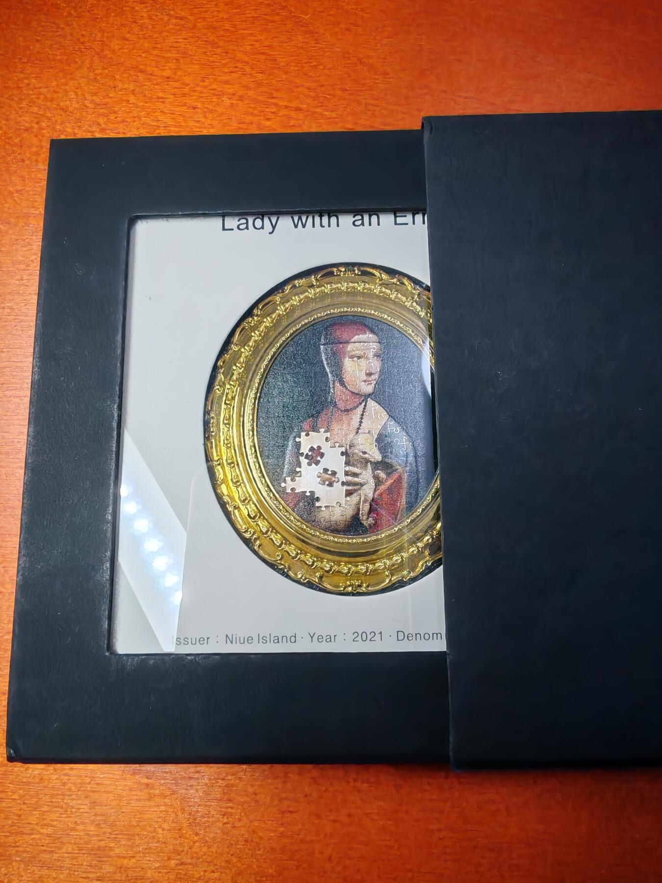 长老汇马年精选第一场拍卖 2021纽埃抱貂的女人1元异形银铜双金属精制币，60克，盒证全，2000枚