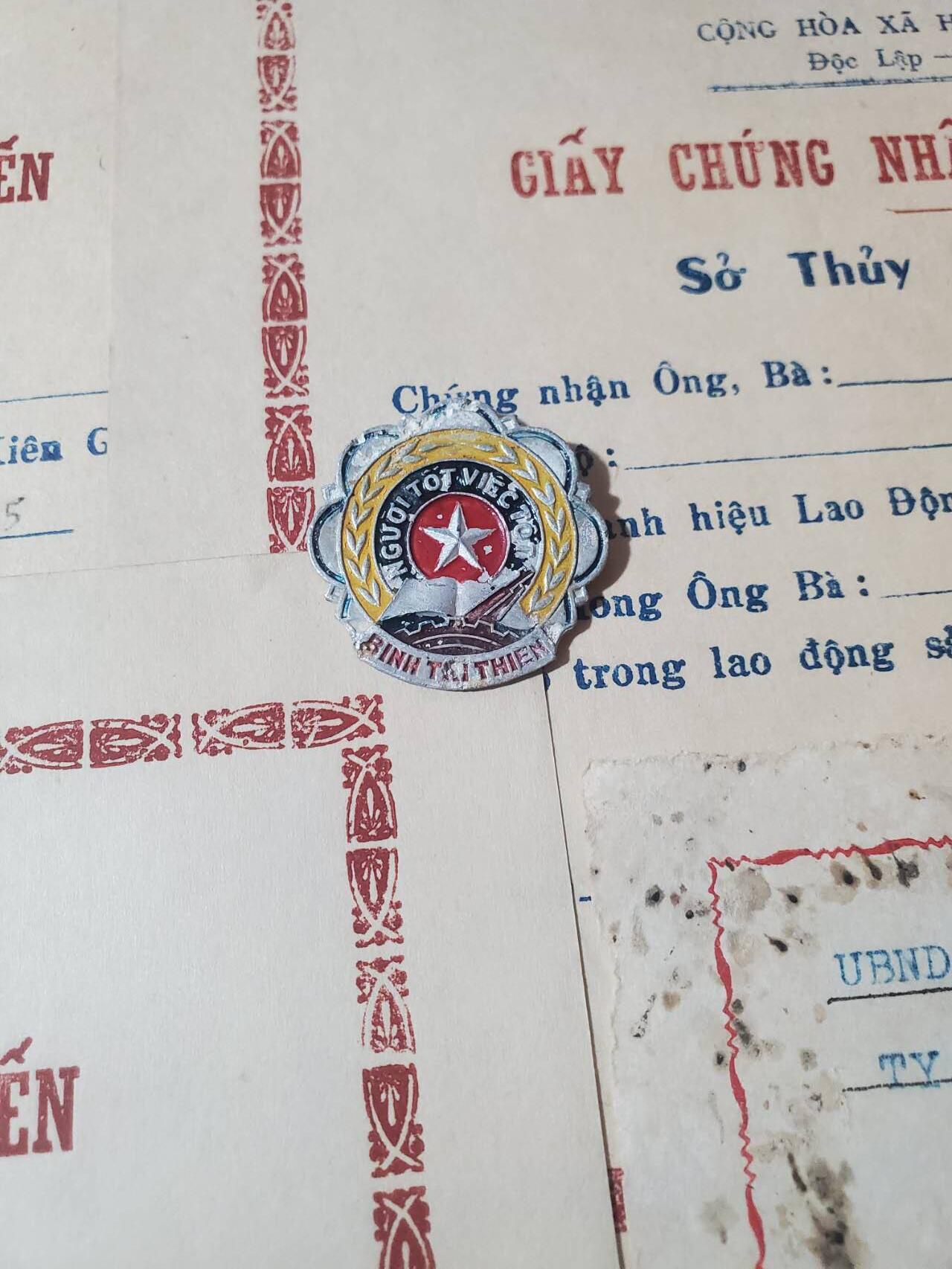 韵星假日军品类拍卖第41期 -- Rimey Holidays Militaria Auction 41 越南阮富桥局长先进劳动个人集体奖状6张 好人好事证章