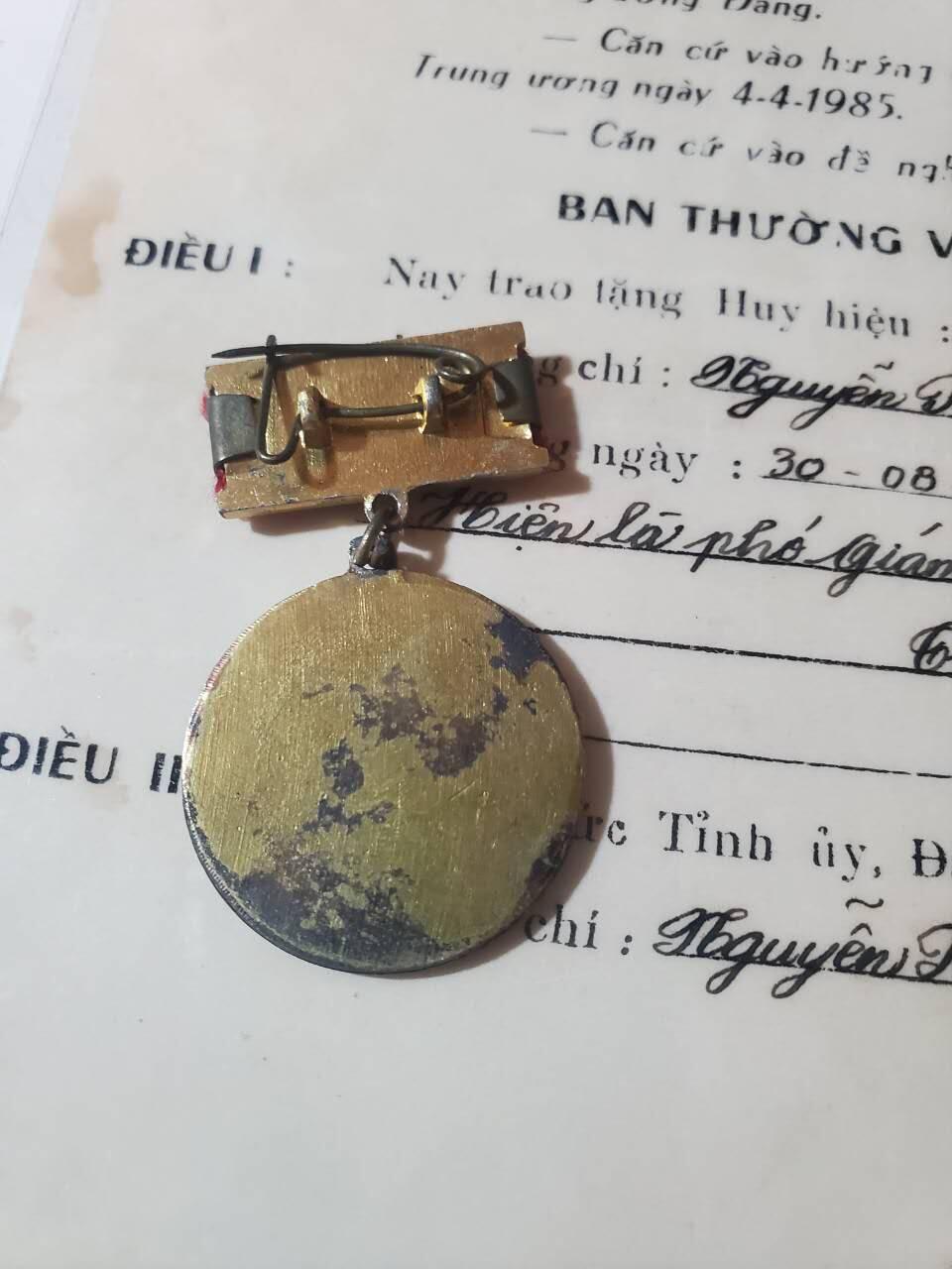 韵星假日军品类拍卖第41期 -- Rimey Holidays Militaria Auction 41 越南阮富桥局长光荣在党四十年奖章带授予40年奖章决定文件一套 早期铜版本 80年代文件