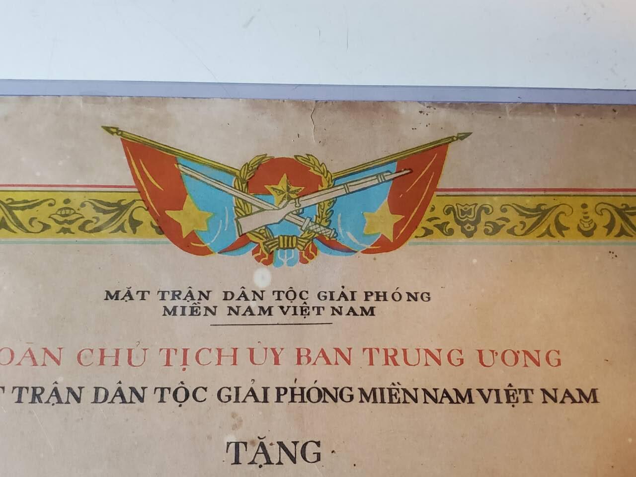 韵星假日军品类拍卖第41期 -- Rimey Holidays Militaria Auction 41 越南阮富桥局长 越南南方共和国（越共）二级解放战士勋章带证书一套 非常少见的大证书 勋章为早期白铜镀银 