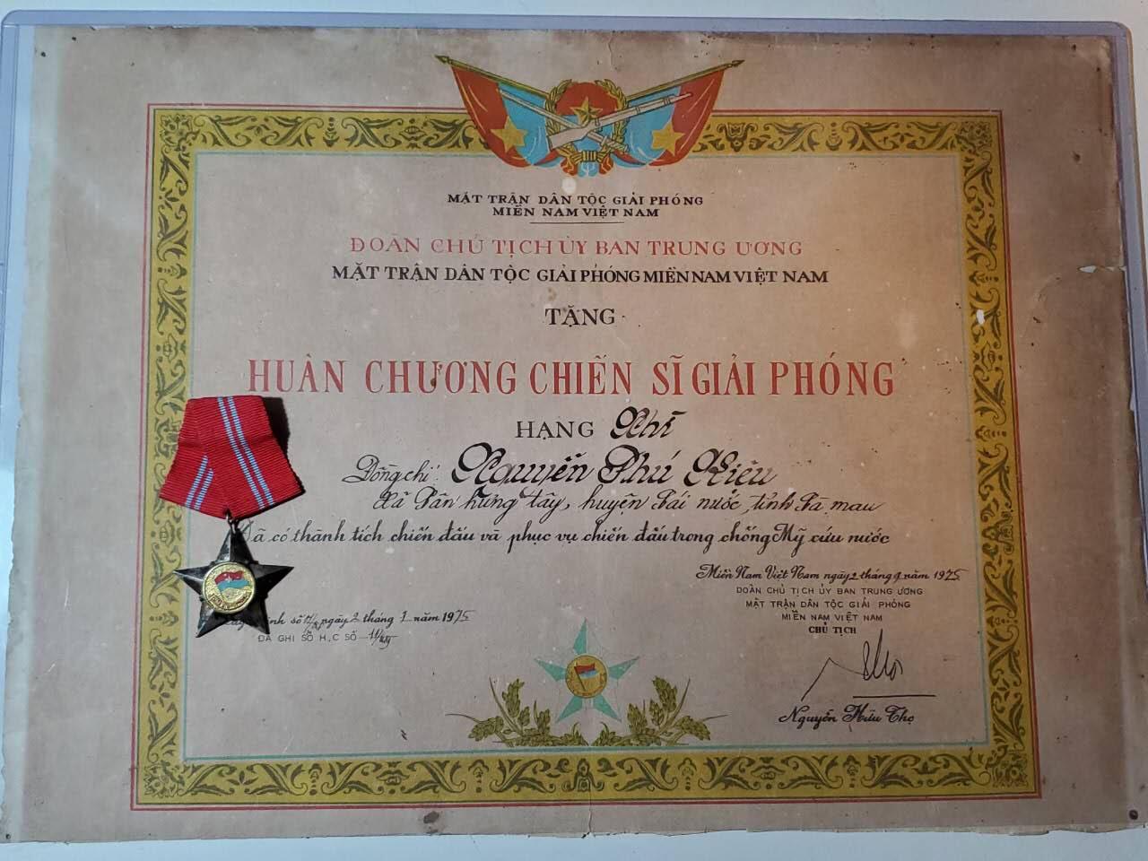 韵星假日军品类拍卖第41期 -- Rimey Holidays Militaria Auction 41 越南阮富桥局长 越南南方共和国（越共）二级解放战士勋章带证书一套 非常少见的大证书 勋章为早期白铜镀银 