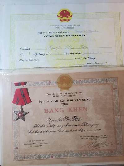 韵星假日军品类拍卖第41期 -- Rimey Holidays Militaria Auction 41 - 越南阮富桥局长坚江省人民委员会奖状、模仿认可证书 战时三级战功勋章带略