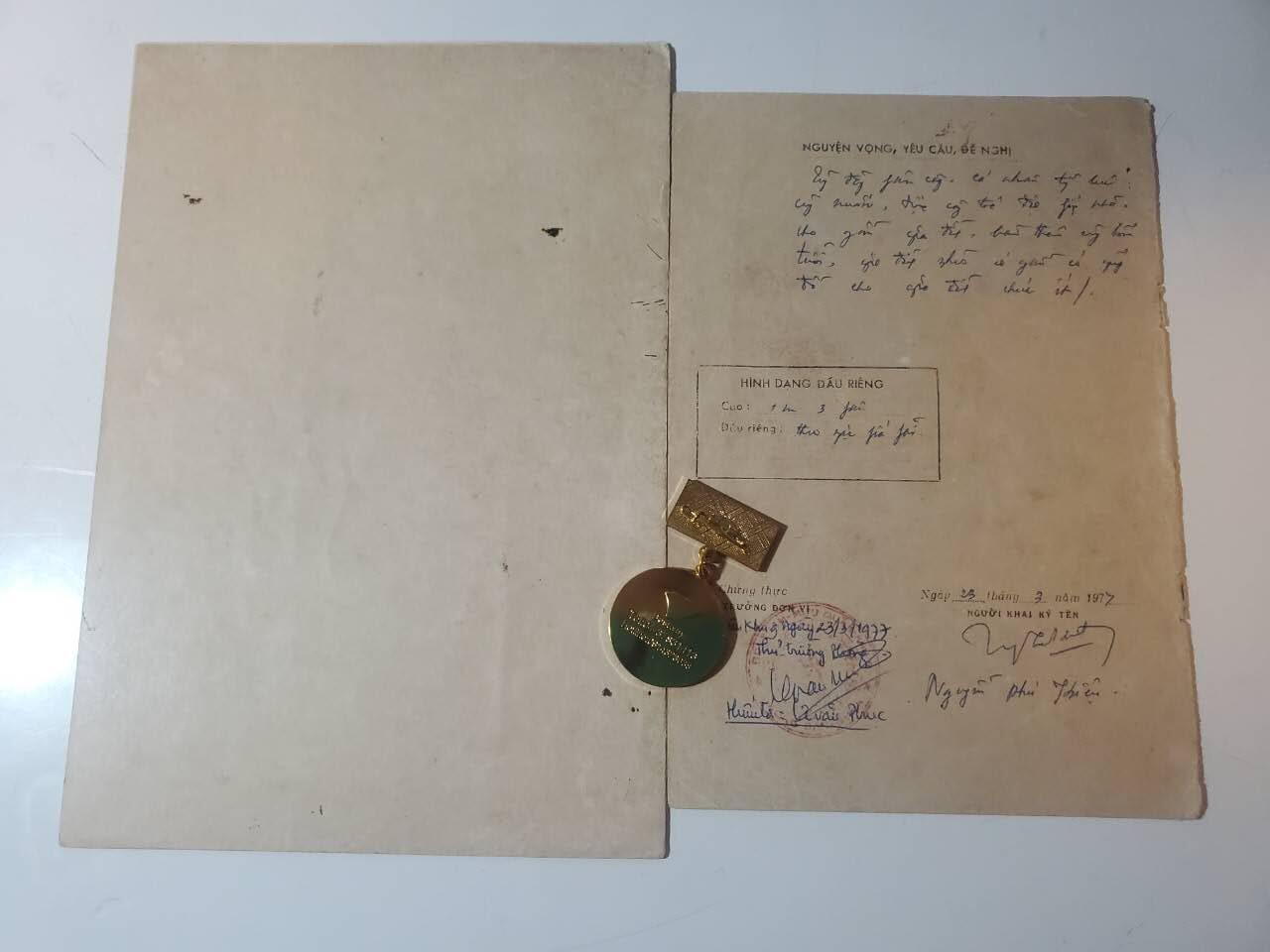 韵星假日军品类拍卖第41期 -- Rimey Holidays Militaria Auction 41 越南阮富桥局长党员记录手册 个人档案 光荣在党60年奖章