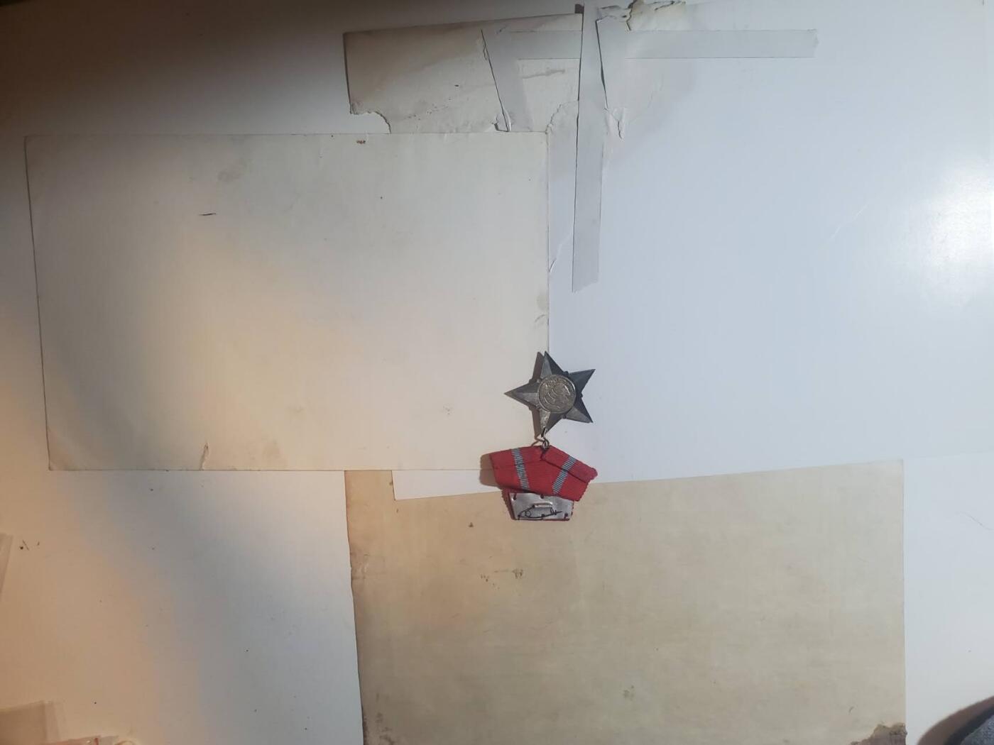 韵星假日军品类拍卖第41期 -- Rimey Holidays Militaria Auction 41 越南阮富桥局长 越共解放战士勋章 工会优秀服务奖状、为坚江奥林匹克贡献奖状和省军区大楼建成出席问候证书一套