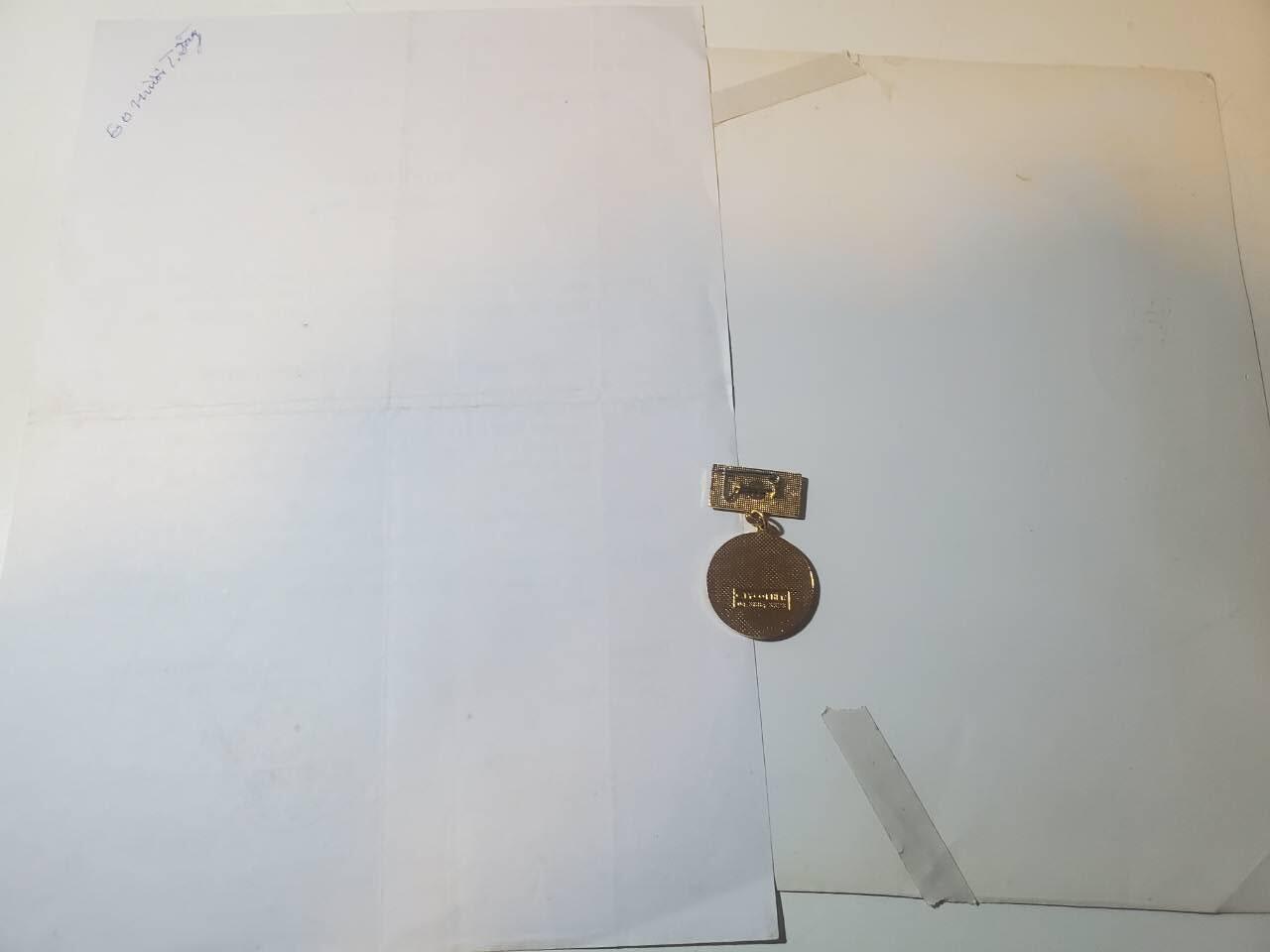 韵星假日军品类拍卖第41期 -- Rimey Holidays Militaria Auction 41 越南阮富桥局长光荣在党六十年奖章（奖章配图错误，发货时会发bw厂60年奖章）60年光荣在党证书 退休党员连续五年履行职责奖状 