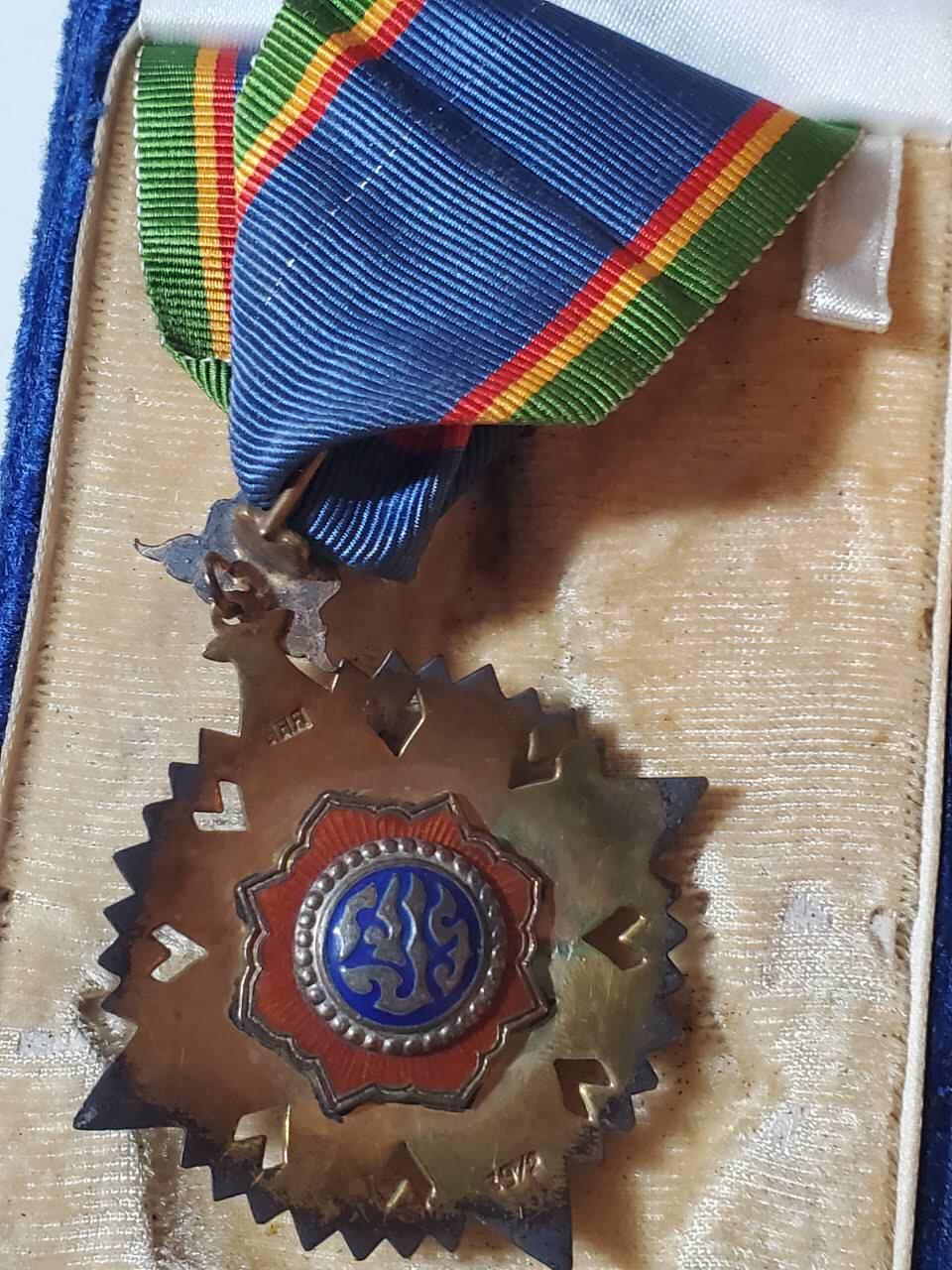 韵星假日军品类拍卖第41期 -- Rimey Holidays Militaria Auction 41 泰王国拉玛九世时期指挥官级王冠勋章 银镀金 带原盒 早期厚重版本 珐琅无损 造币局版本 银价800+