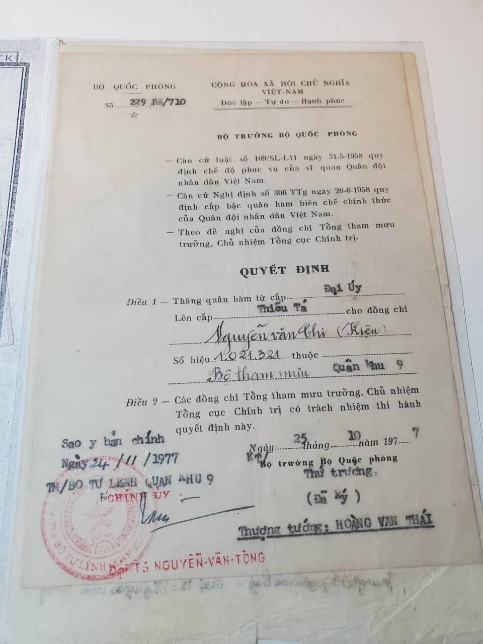 韵星假日军品类拍卖第41期 -- Rimey Holidays Militaria Auction 41 越南阮富桥局长大尉升少校任命令（1977越战刚结束授衔） 党员登记册 坚江老干部退休证 二级光荣战士上挂