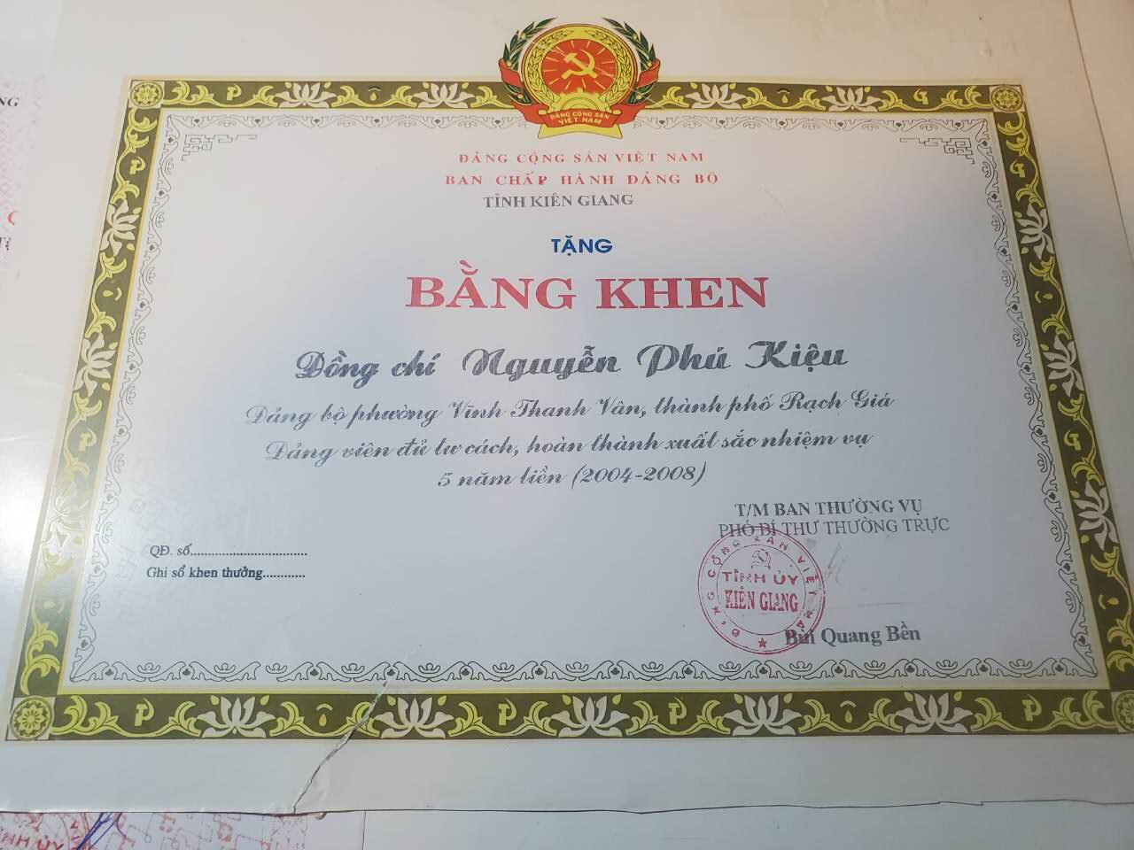 韵星假日军品类拍卖第41期 -- Rimey Holidays Militaria Auction 41 越南阮富桥局长光荣在党六十年奖章（奖章配图错误，发货时会发bw厂60年奖章）60年光荣在党证书 退休党员连续五年履行职责奖状 