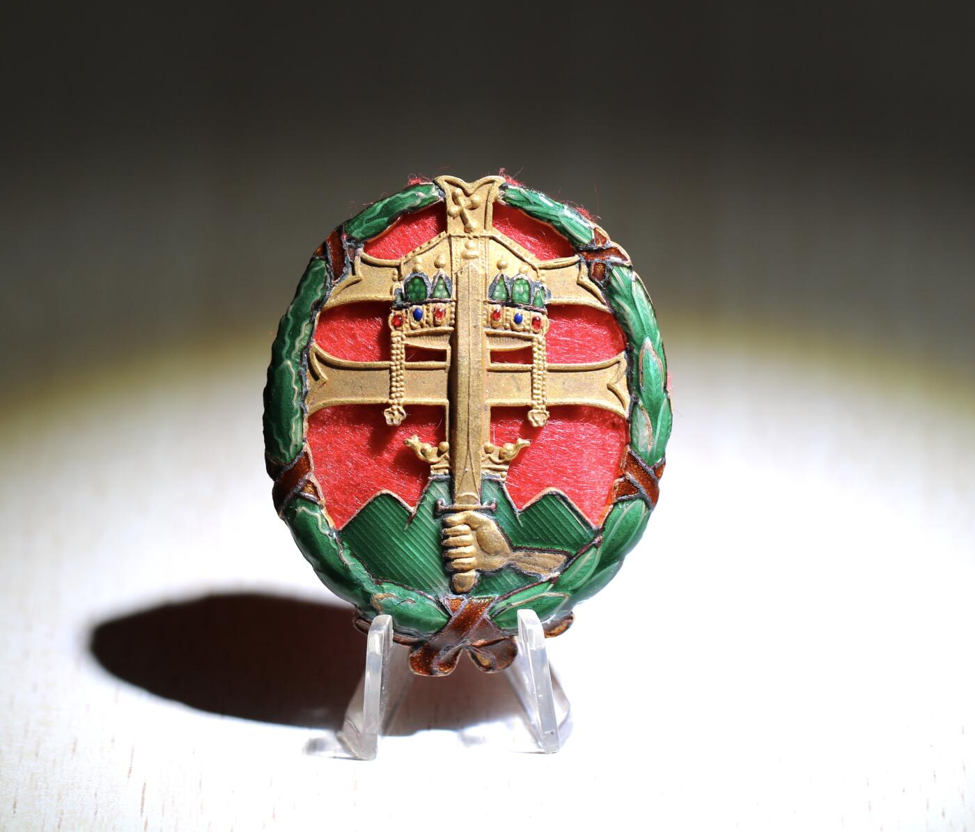 大猫徽章拍卖 第288期 匈牙利王国 二战军官战斗领导力证章，大红底炮兵军官 铜质镀金，橙红绿蓝珐琅