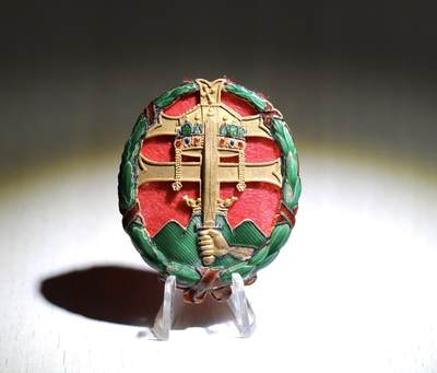 大猫徽章拍卖 第288期 - 匈牙利王国 二战军官战斗领导力证章，大红底炮兵军官 铜质镀金，橙红绿蓝珐琅