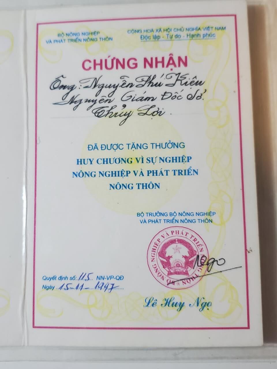 韵星假日军品类拍卖第41期 -- Rimey Holidays Militaria Auction 41 越南阮富桥局长为发展农业和农田事业奖章证书 少见证书