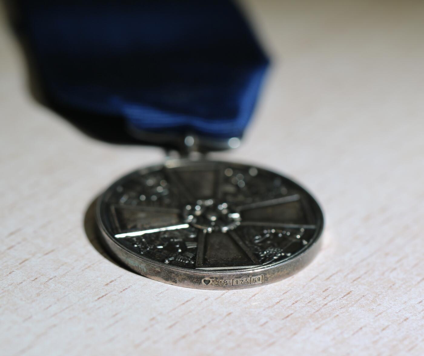 大猫徽章拍卖 第288期 芬兰白玫瑰奖章，1.2.3级一套，1级银镀金，2级纯银，3级纯铜。